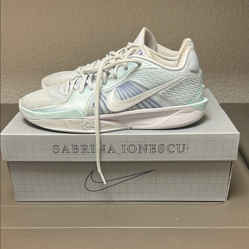 Nike Sabrina 2 Women’s basketball shoes size 9